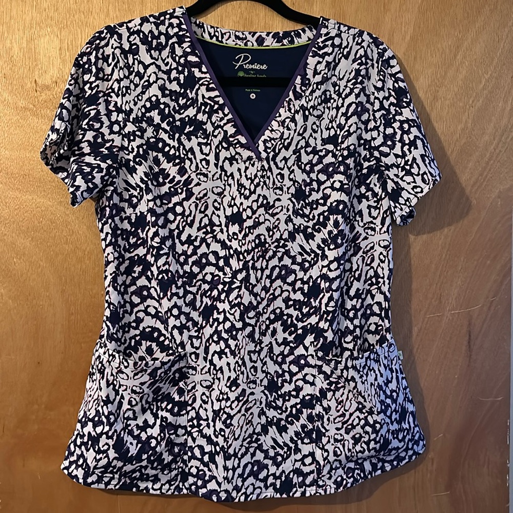 Medium scrub top like new